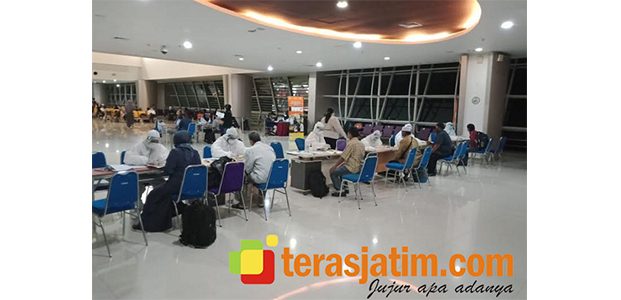 Tiba Dari Luar Negeri, 93 WNI Jalani Tes Swab di Juanda Tiba Dari Luar Negeri, 93 WNI Jalani Tes Swab di Juanda