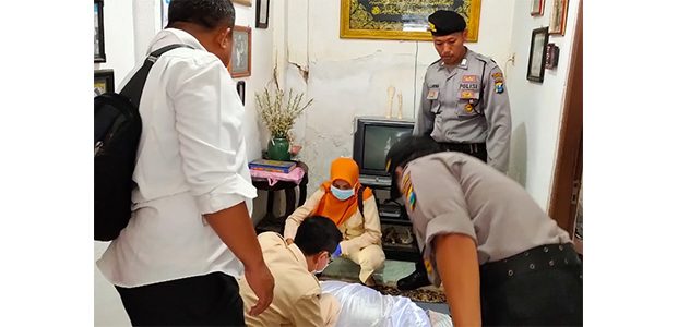 Wanita Pensiunan PNS di Blitar Ditemukan Meninggal di Dalam Rumahnya Wanita Pensiunan PNS di Blitar Ditemukan Meninggal di Dalam Rumahnya