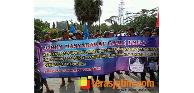 Warga 11 Desa Ring Satu, Blokade Pintu Masuk PT Semen Indonesia di Tuban Warga 11 Desa Ring Satu, Blokade Pintu Masuk PT Semen Indonesia di Tuban