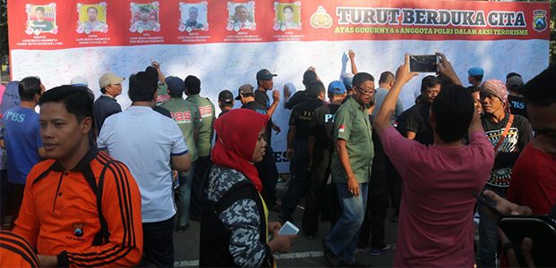 Warga Bojonegoro Bubuhkan Tanda Tangan Anti Terorisme Warga Bojonegoro Bubuhkan Tanda Tangan Anti Terorisme