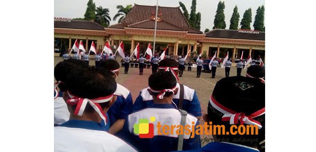 Warga Gelar Apel Nusantara Bersatu di Alun-Alun Kota Lamongan Warga Gelar Apel Nusantara Bersatu di Alun-Alun Kota Lamongan