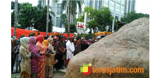 Banyak Fenomena Alam, Warga Gondang Sambangi Watu Semar di Alun-Alun Bojonegoro Banyak Fenomena Alam, Warga Gondang Sambangi Watu Semar di Alun-Alun Bojonegoro