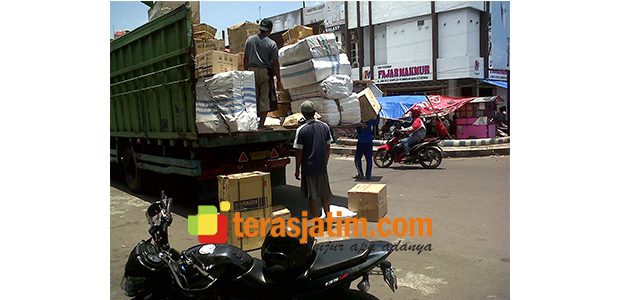 Warga Keluhkan Aktivitas Bongkar Muat Truk Barang di Situbondo Warga Keluhkan Aktivitas Bongkar Muat Truk Barang di Situbondo