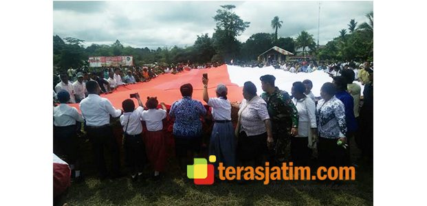 Warga Perbatasan RI-Papua Nugini Kibarkan Bendera Raksasa Warga Perbatasan RI-Papua Nugini Kibarkan Bendera Raksasa