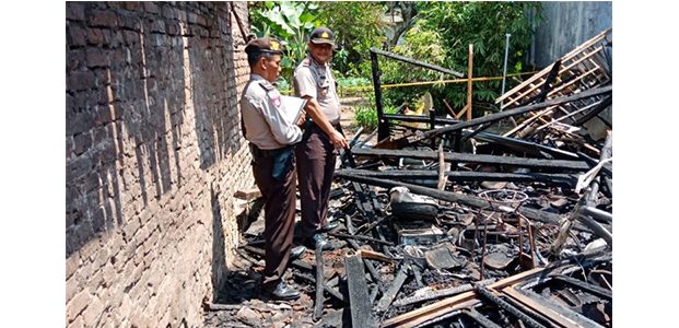 Warung Bebek Goreng di Klodran Kediri Terbakar, 2 Motor Ikut Jadi Arang Warung Bebek Goreng di Klodran Kediri Terbakar, 2 Motor Ikut Jadi Arang