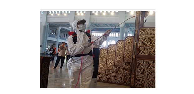 Waspada Corona, BPBD Jatim Semprot Masjid Al Akbar Dengan Disinfektan Waspada Corona, BPBD Jatim Semprot Masjid Al Akbar Dengan Disinfektan