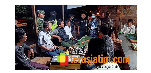 Waspada Corona, Polisi Gelar Patroli di Sejumlah Tempat di Tanggulangin Sidoarjo Waspada Corona, Polisi Gelar Patroli di Sejumlah Tempat di Tanggulangin Sidoarjo