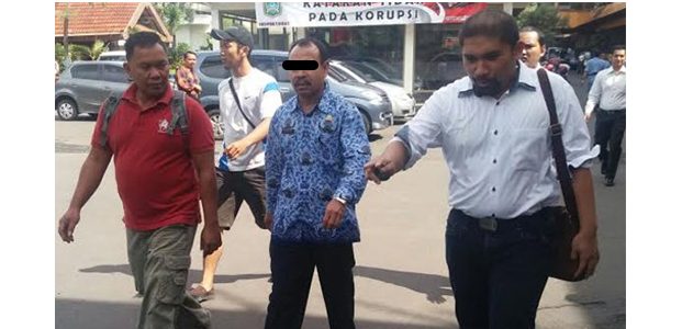 Dilaporkan Tipu CPNS Hingga Ratusan Juta, Oknum PNS di Pemkab Malang ‘Dijemput’ Polisi Dilaporkan Tipu CPNS Hingga Ratusan Juta, Oknum PNS di Pemkab Malang ‘Dijemput’ Polisi
