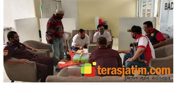 Seorang Kepala SMA di Lamongan Dilaporkan Lakukan Kampanye Untuk Salah Satu Paslon Seorang Kepala SMA di Lamongan Dilaporkan Lakukan Kampanye Untuk Salah Satu Paslon