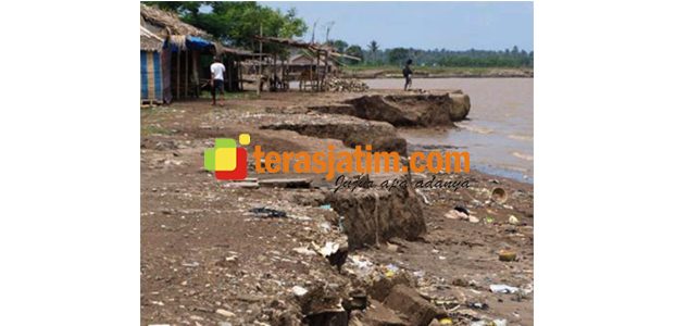 Gelombang Laut Tinggi, Sejumlah Rumah Warga di Pantai Pathek Situbondo Terancam Ambrol Gelombang Laut Tinggi, Sejumlah Rumah Warga di Pantai Pathek Situbondo Terancam Ambrol