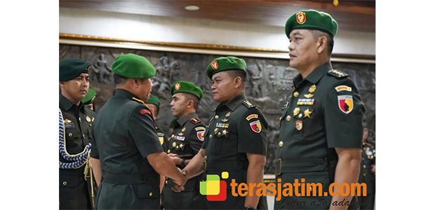 Pangdam Brawijaya Pimpin Sertijab Danrindam dan Asintel Kasdam Pangdam Brawijaya Pimpin Sertijab Danrindam dan Asintel Kasdam