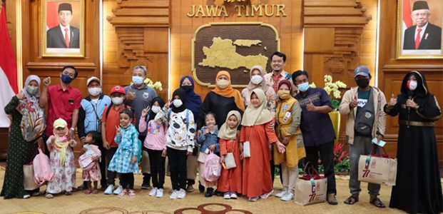 Ikut Hormat Saat Upacara Kemerdekaan di Grahadi, Penjual Pentol dan Anak-anak Terima Souvenir dari Gubernur Ikut Hormat Saat Upacara Kemerdekaan di Grahadi, Penjual Pentol dan Anak-anak Terima Souvenir dari Gubernur