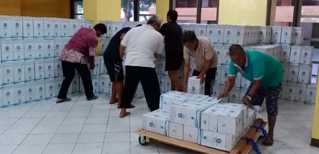 Ribuan Kemasan Air Zam-Zam Untuk Jemaah Haji, Tiba di Embarkasi Surabaya