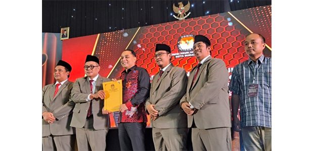 KPU Surabaya Tetapkan Paslon Eri Cahyadi-Armuji Sebagai Walikota dan Wakil Walikota Terpilih KPU Surabaya Tetapkan Paslon Eri Cahyadi-Armuji Sebagai Walikota dan Wakil Walikota Terpilih