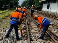 Jelang Masa Angkutan Lebaran 2026, KAI Daop 8 Surabaya Pastikan Jalan Rel dan Jembatan Aman