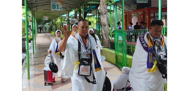 Jemaah Haji Gelombang Dua Kenakan Ihram Sejak dari Asrama Haji Surabaya Jemaah Haji Gelombang Dua Kenakan Ihram Sejak dari Asrama Haji Surabaya
