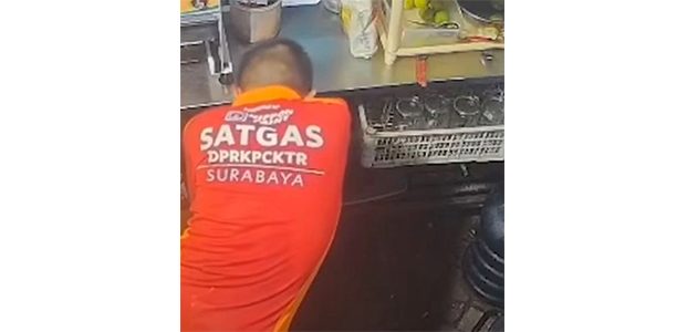 Viral, Video Maling Gunakan Seragam Satgas Dinas Cipta Karya Pemkot Surabaya Viral, Video Maling Gunakan Seragam Satgas Dinas Cipta Karya Pemkot Surabaya
