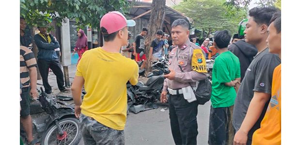 Seruduk 5 Motor Parkir, Ambulans Berlogo Parpol Malah Kabur Seruduk 5 Motor Parkir, Ambulans Berlogo Parpol Malah Kabur