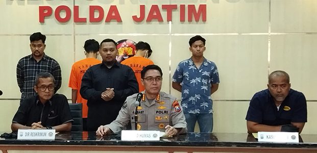 Peras Kepala Dinas Pendidikan Jatim, 2 Mahasiswa di Surabaya Diciduk Polisi Peras Kepala Dinas Pendidikan Jatim, 2 Mahasiswa di Surabaya Diciduk Polisi