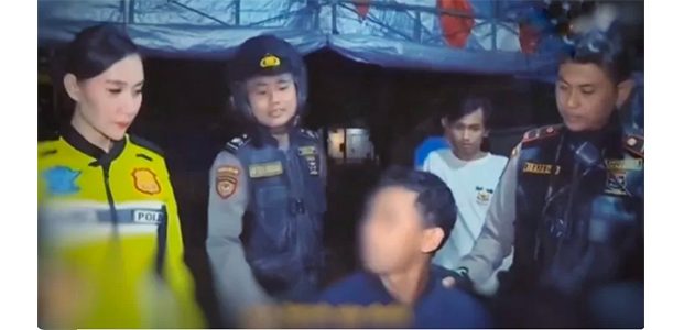 Viral Video Polwan Tegur Pria Saat Makan, Ini Penjelasan Polda Jatim Viral Video Polwan Tegur Pria Saat Makan, Ini Penjelasan Polda Jatim