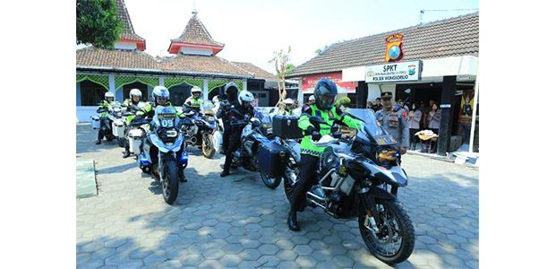 Patroli Nataru, Kapolda Jatim Motoran dari Surabaya Hingga Banyuwangi Patroli Nataru, Kapolda Jatim Motoran dari Surabaya Hingga Banyuwangi