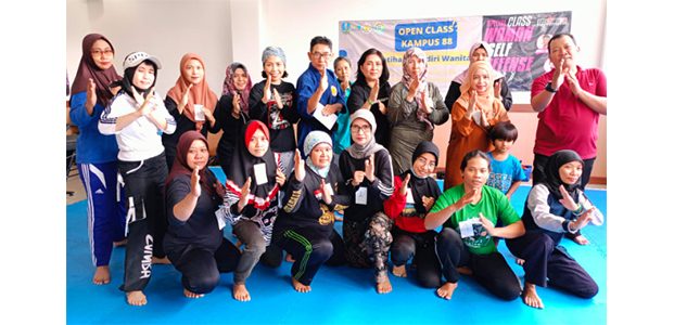 Gak Main-Main! Belasan Ojol Perempuan Lulus Kenaikan Tingkat Ju Jitsu