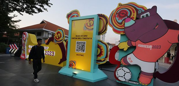 Pernak Pernik Piala Dunia U-17 Terpasang di Balai Pemuda dan Balai Kota Surabaya Pernak Pernik Piala Dunia U-17 Terpasang di Balai Pemuda dan Balai Kota Surabaya