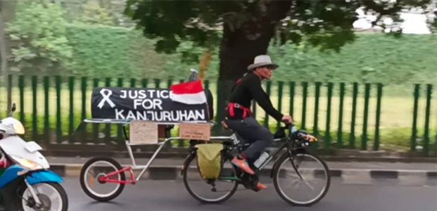 Tak Ingin Tragedi Kanjuruhan Dilupakan, Midun Gowes Ke Jakarta Bawa ‘Keranda’ Tak Ingin Tragedi Kanjuruhan Dilupakan, Midun Gowes Ke Jakarta Bawa ‘Keranda’