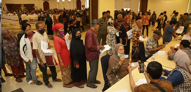 Selain BLT, 1.118 Warga Miskin di Kota Surabaya Juga Dapat Bantuan Peralatan Usaha Selain BLT, 1.118 Warga Miskin di Kota Surabaya Juga Dapat Bantuan Peralatan Usaha