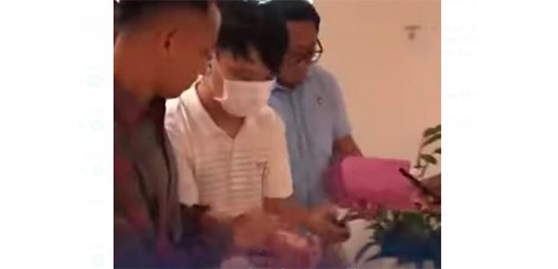 Turun dari Pesawat, Pengusaha Surabaya Pelaku Perundungan Siswa SMA Ditangkap Turun dari Pesawat, Pengusaha Surabaya Pelaku Perundungan Siswa SMA Ditangkap