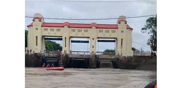 Seorang Pria Dilaporkan Tenggelam di Sungai Jagir Surabaya Seorang Pria Dilaporkan Tenggelam di Sungai Jagir Surabaya
