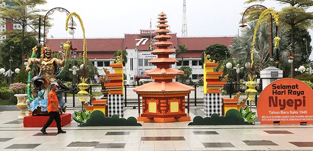 Jelang Nyepi, Ogoh-Ogoh dan Dekor Pura Ada di Balai Kota Surabaya
