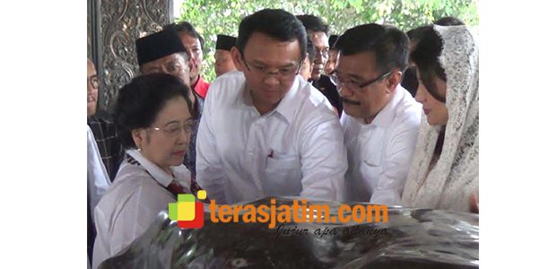Megawati Ajak Ahok-Djarot Ziarah ke Makam Bung Karno Megawati Ajak Ahok-Djarot Ziarah ke Makam Bung Karno