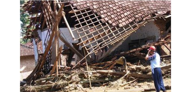 Angin Puting Beliung Sapu Tambakrejo Bojonegoro, Ratusan Rumah Warga Rusak Angin Puting Beliung Sapu Tambakrejo Bojonegoro, Ratusan Rumah Warga Rusak