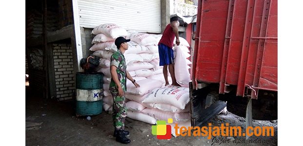 Jamin Pupuk Hingga ke Petani, Babinsa di Lamongan Awasi Distributor Jamin Pupuk Hingga ke Petani, Babinsa di Lamongan Awasi Distributor
