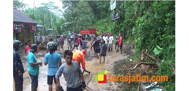 Wilayah Selopuro Longsor, Jalur Blitar – Malang Terganggu Wilayah Selopuro Longsor, Jalur Blitar – Malang Terganggu