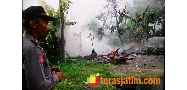 ‘Base Camp’ Anak Punk, Dibakar Warga ‘Base Camp’ Anak Punk, Dibakar Warga