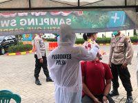 Libur Nataru, Petugas Gabungan Lakukan Swab Antigen Acak Terhadap Wisatawan di Batu