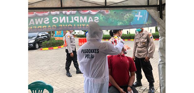 Libur Nataru, Petugas Gabungan Lakukan Swab Antigen Acak Terhadap Wisatawan di Batu Libur Nataru, Petugas Gabungan Lakukan Swab Antigen Acak Terhadap Wisatawan di Batu