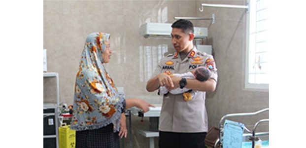 Sengaja Dibuang, Bayi Baru Dilahirkan Tergeletak Tanpa Sehelai Kain Sengaja Dibuang, Bayi Baru Dilahirkan Tergeletak Tanpa Sehelai Kain