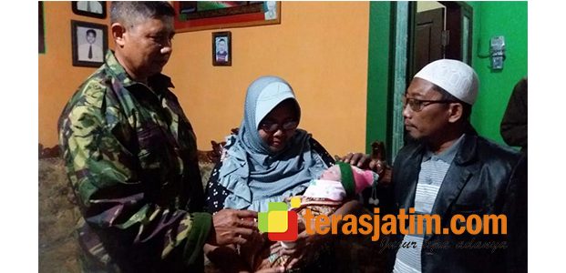 Bayi Lengkap dengan Ari-Arinya Ditemukan di Depan Konter HP Bayi Lengkap dengan Ari-Arinya Ditemukan di Depan Konter HP