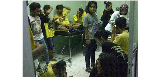 Bentrok Antar Suporter Bola di Gresik, Puluhan Orang Luka-Luka Bentrok Antar Suporter Bola di Gresik, Puluhan Orang Luka-Luka