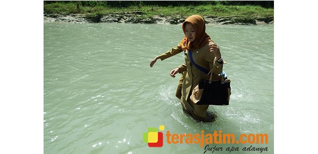 Inspirasi Hari Kartini: Jalankan Tugas, Bu Bidan Rela Jalan kaki 4 Km Inspirasi Hari Kartini: Jalankan Tugas, Bu Bidan Rela Jalan kaki 4 Km