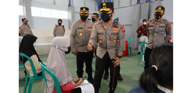 Kapolda Pantau Vaksinasi Bagi Masyarakat di Mapolres Bojonegoro Kapolda Pantau Vaksinasi Bagi Masyarakat di Mapolres Bojonegoro