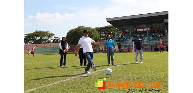 Buka Final Bola, Bupati: “Pemkab Bojonegoro Akan Selalu Hadir Sebagai Pendamping…..” Buka Final Bola, Bupati: “Pemkab Bojonegoro Akan Selalu Hadir Sebagai Pendamping…..”