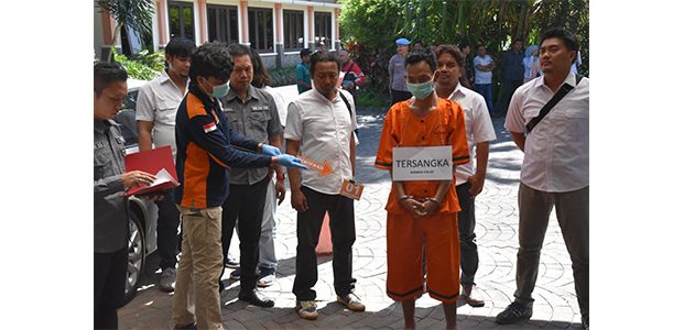 Polisi Bondowoso Gelar Rekonstruksi Kasus Tewasnya Wanita Pemilik Salon di Kamar Hotel Polisi Bondowoso Gelar Rekonstruksi Kasus Tewasnya Wanita Pemilik Salon di Kamar Hotel