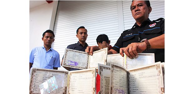 Polisi Bekuk Anggota Komplotan Pembobol Koperasi dengan Jaminan BPKB Palsu Polisi Bekuk Anggota Komplotan Pembobol Koperasi dengan Jaminan BPKB Palsu