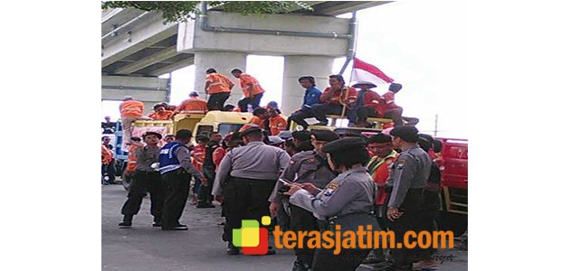 Rekanan PT TWU Demo Blokade Jalan Raya Bojonegoro-Cepu Rekanan PT TWU Demo Blokade Jalan Raya Bojonegoro-Cepu