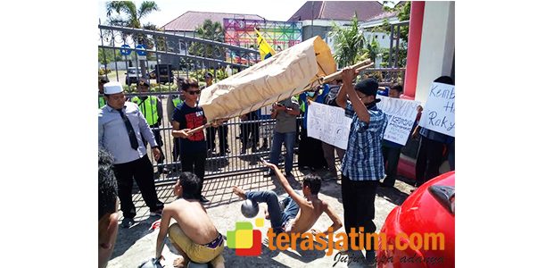 Mahasiswa di Blitar Tuntut Pemerintah Stabilkan Harga dan Biaya Mahasiswa di Blitar Tuntut Pemerintah Stabilkan Harga dan Biaya
