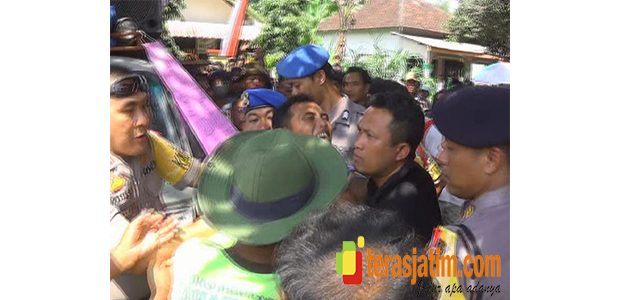 Pejabat Desa Selingkuh, Warga Demo Pejabat Desa Selingkuh, Warga Demo